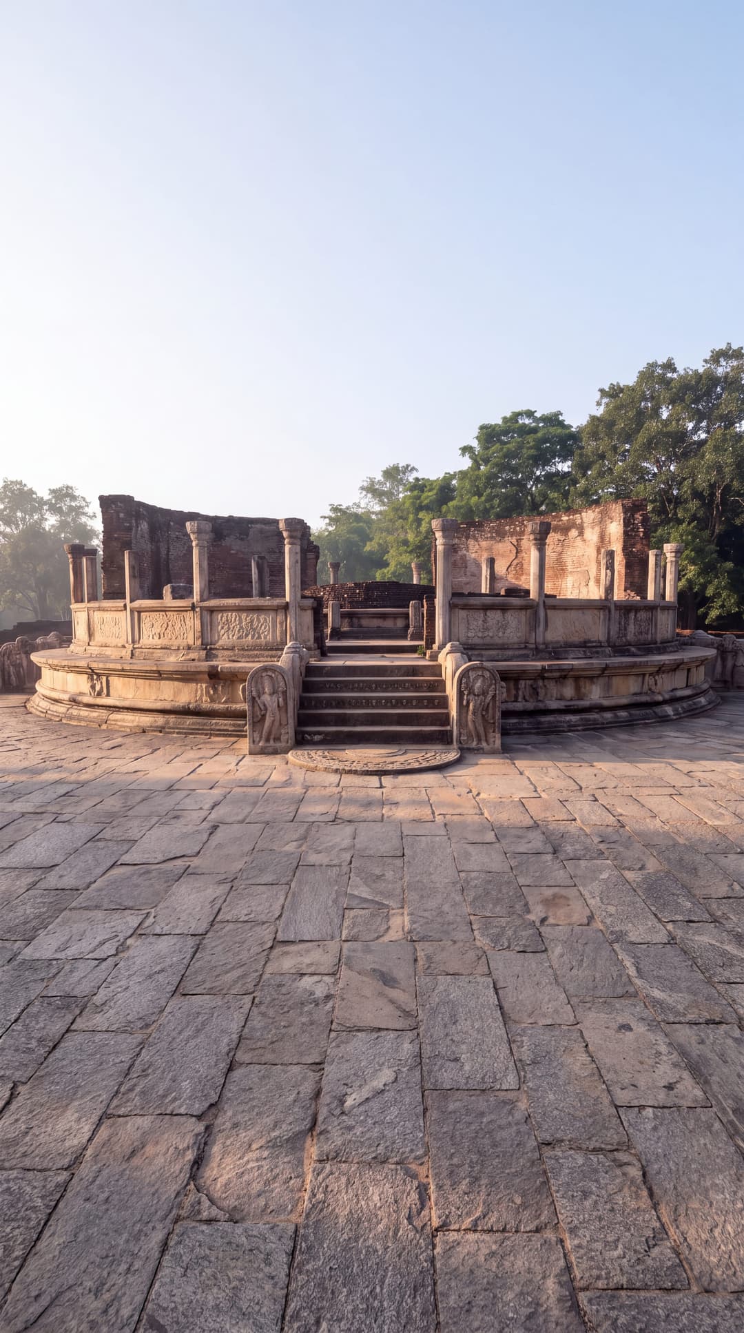 Der alte steinerne Hof von Polonnaruwa im ersten Licht, menschenleer