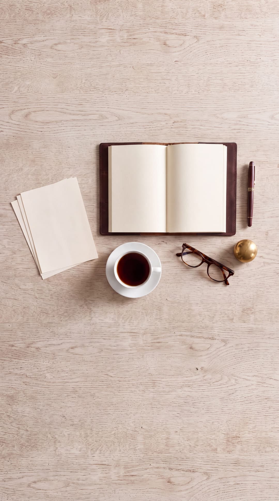 مكتب في ضوء الصباح، دفتر مفتوح وفنجان شاي